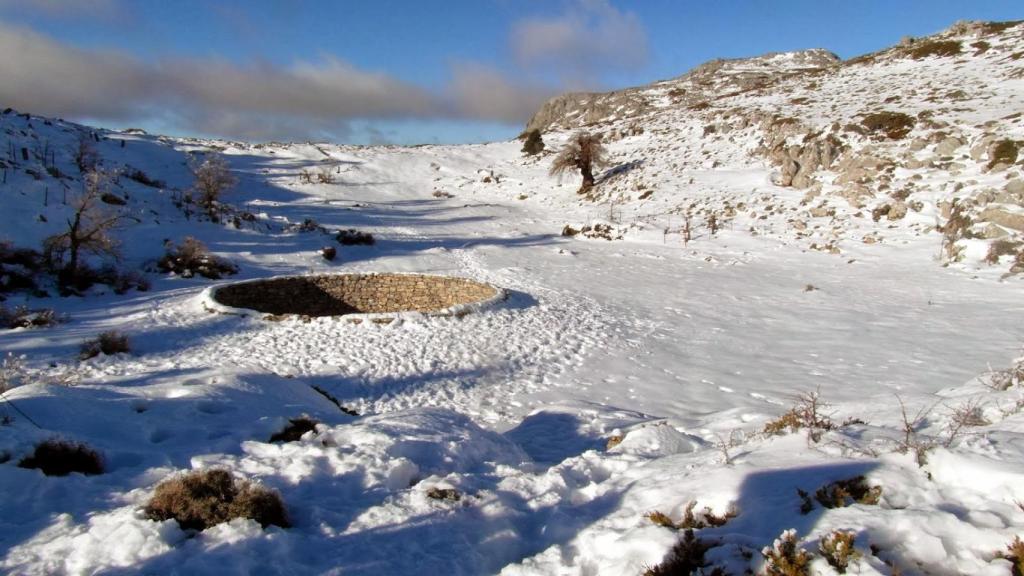 En la provincia se conservan pozos de nevero como este de Sierra de las Nieves.