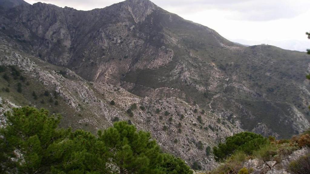 La Maroma nos contempla con severidad durante el ascenso.