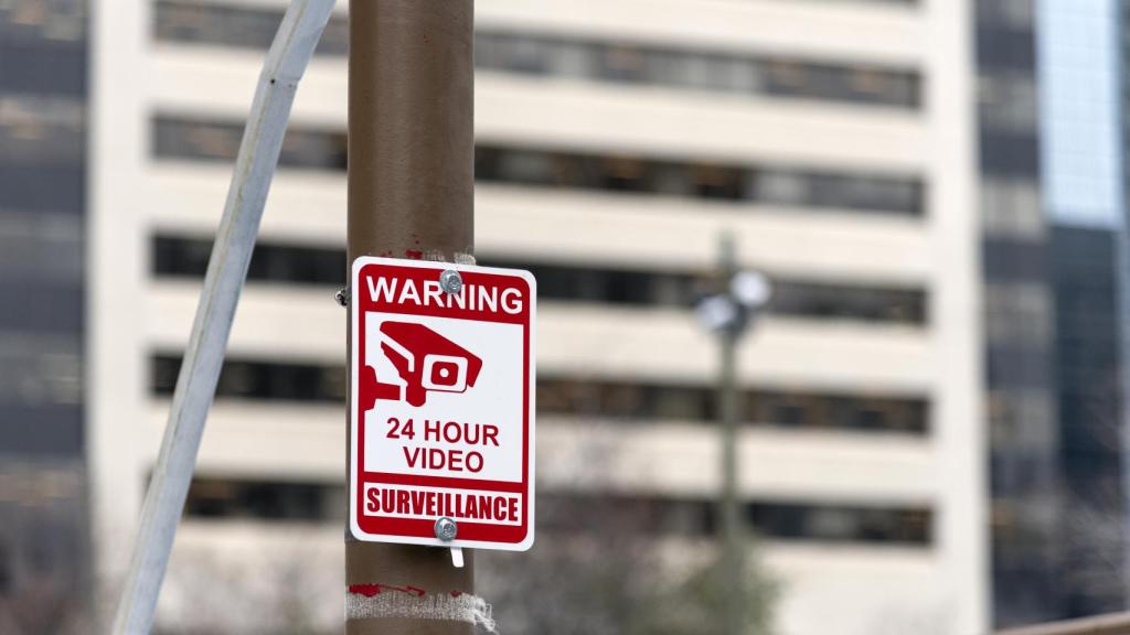 Un edificio avisa de la presencia de alarmas.