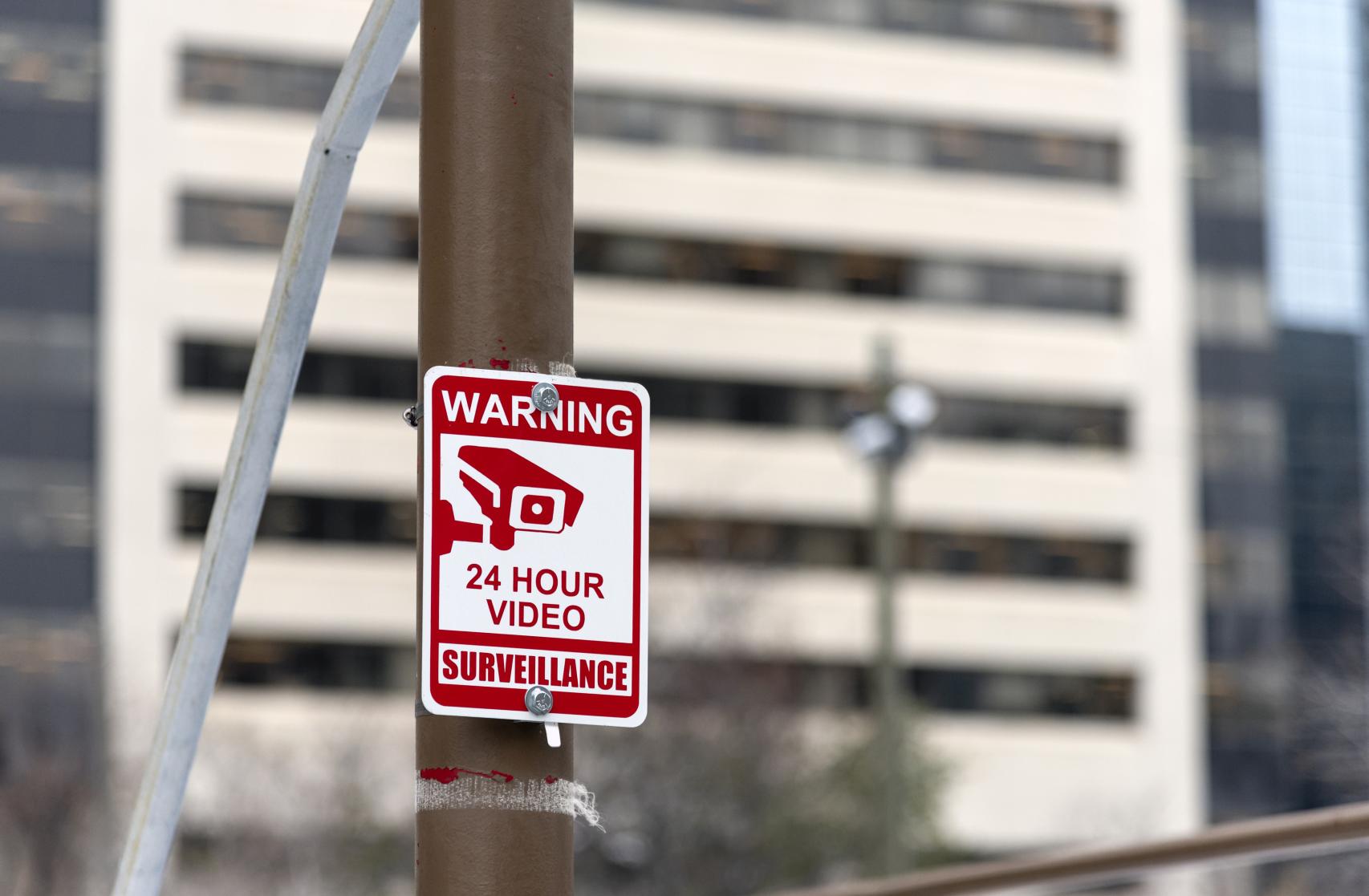 Un edificio avisa de la presencia de alarmas.