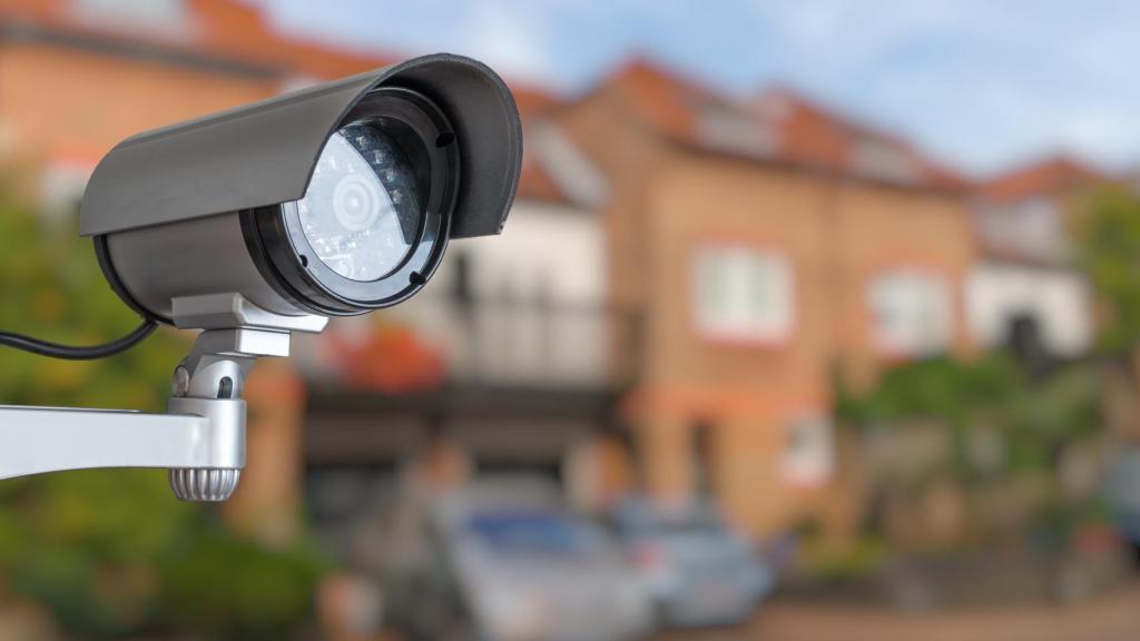 Una cámara en una zona residencial.