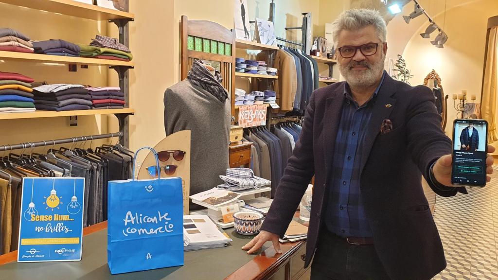 Vicente Armengol muestra las opciones de Whatsapp como canal de ventas para las rebajas.