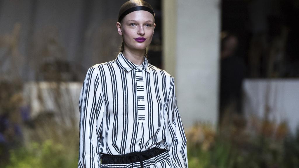 Una modelo durante un desfile de H&M.