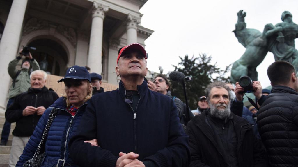 Srdjan Djokovic junto a su mujer Dijana liderando las protestas contra Djokovic