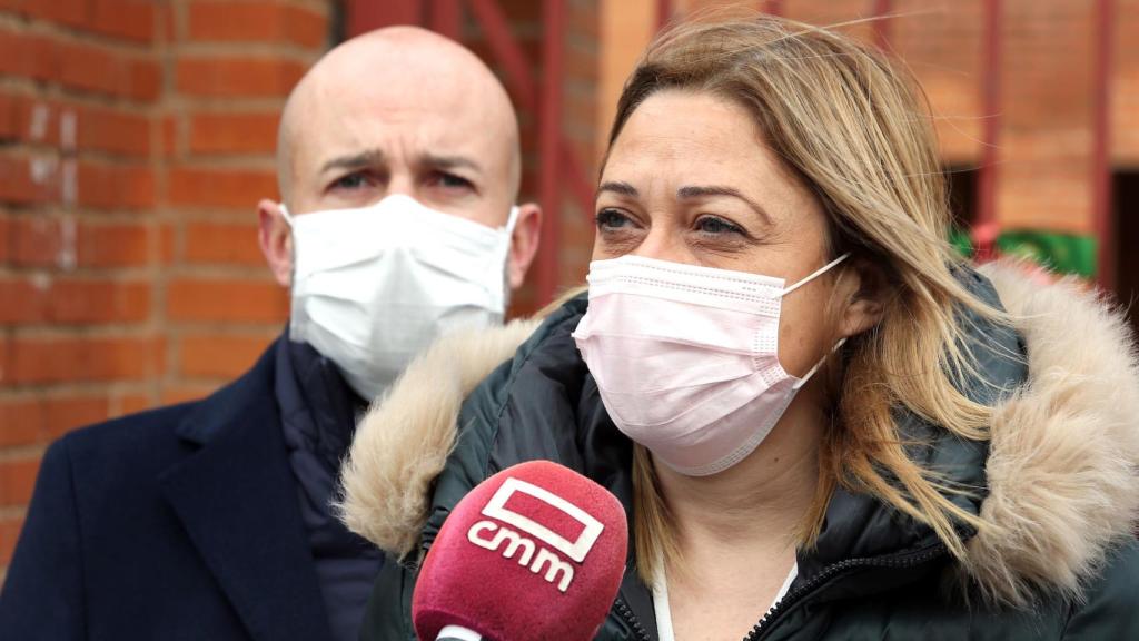 Carmen Picazo, en primer plano, con David Muñoz Zapata a su espalda. Imagen de archivo.