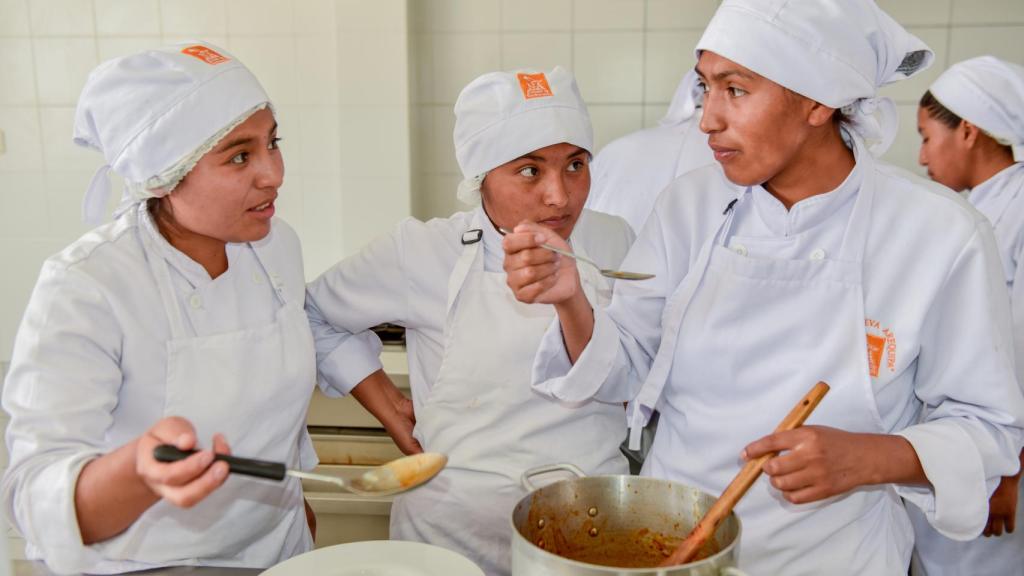 Alumnos en un curso de cocina