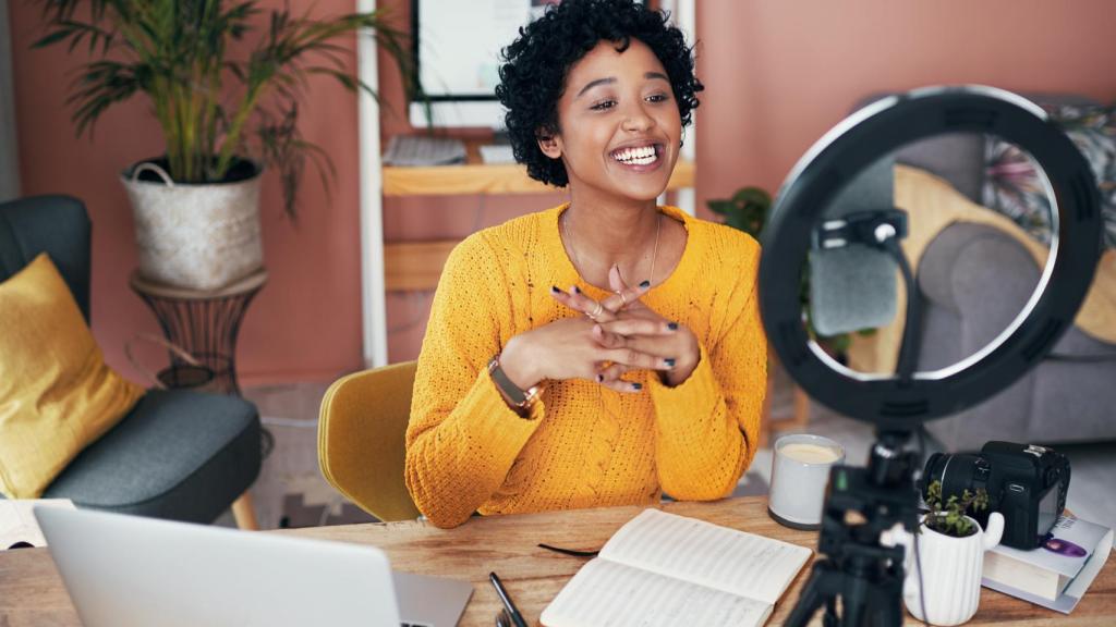 Una chica a punto de grabar un vídeo para las redes sociales.