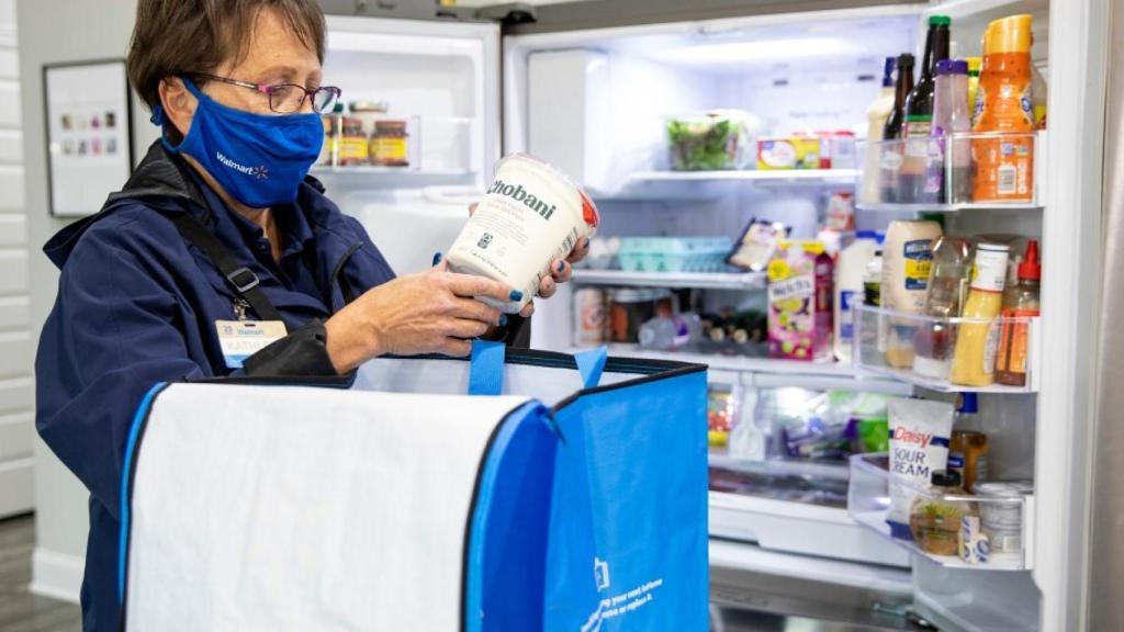 Trabajadora de Walmart llenando la nevera