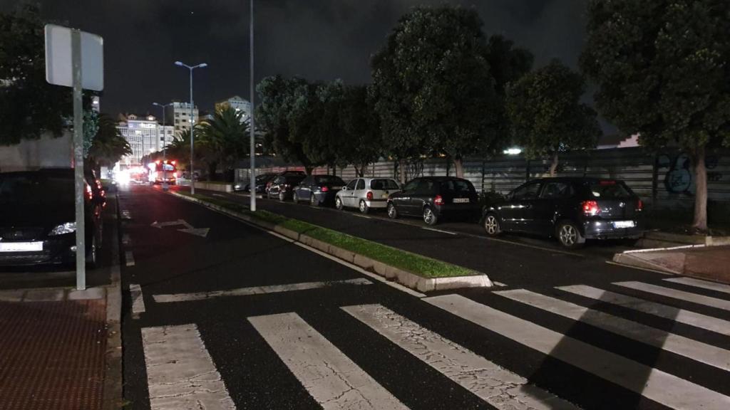 La avenida del Metrosidero por la noche, sin iluminación