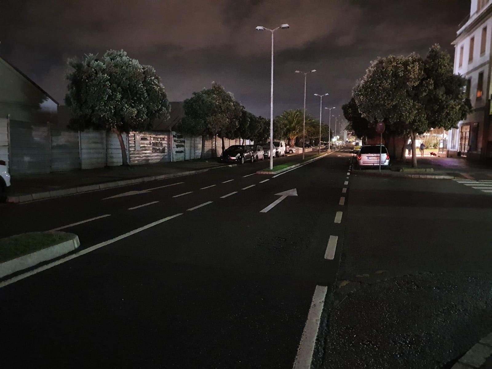 La avenida del Metrosidero sin iluminación