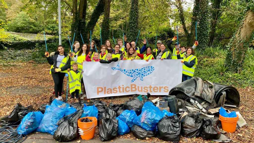 Voluntarios de Plastic Busters tras una recogida.