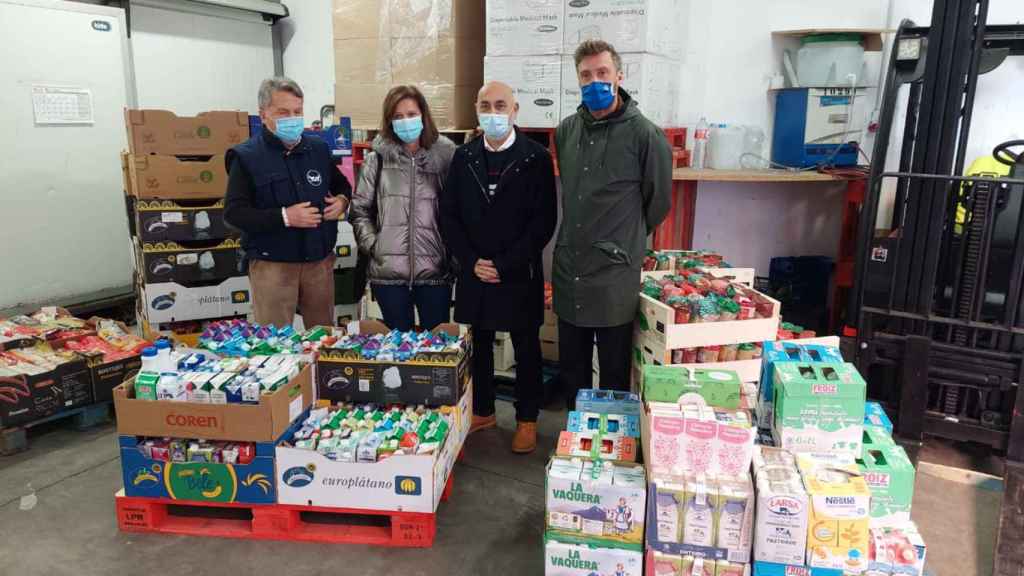 Entrega de los alimentos recogidos en la San Silvestre de Pontevedra.