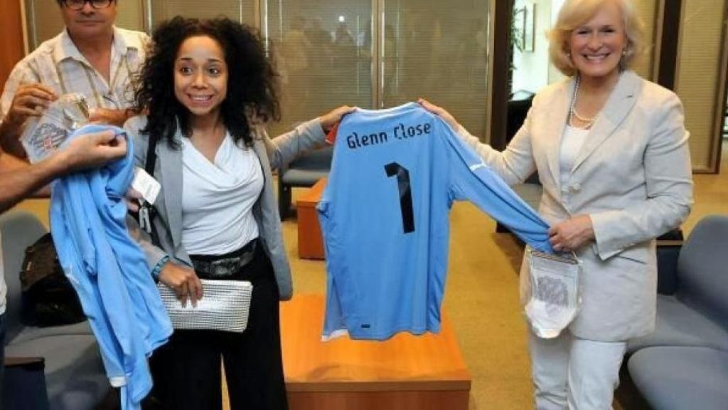 Julissa Reynoso con su amiga, la actriz Glenn Close, en Uruguay.