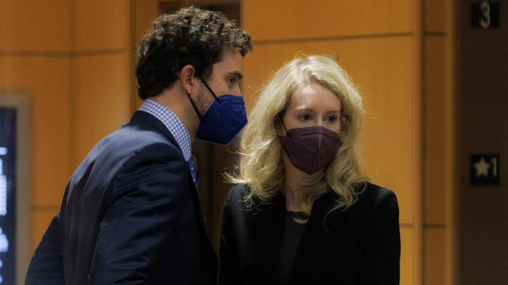 Elizabeth Holmes junto a su pareja en una sesión del juicio.