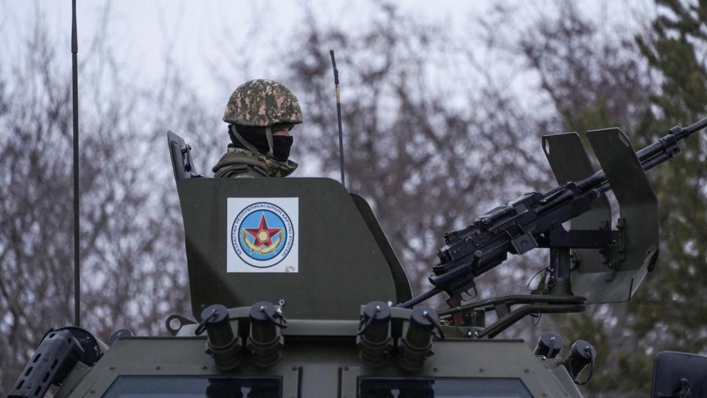 Un soldado kazajo subido a un tanque este sábado.