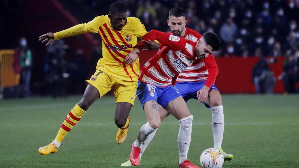 Ousmane Dembélé y Carlos Neva pugnan por un balón.