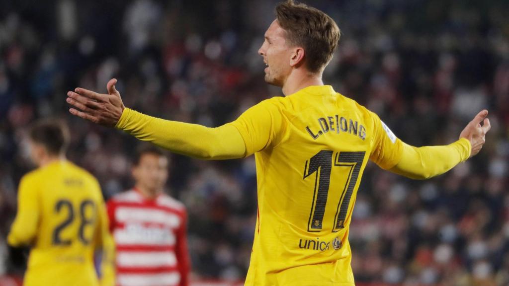 Luuk De Jong protesta por su gol anulado.