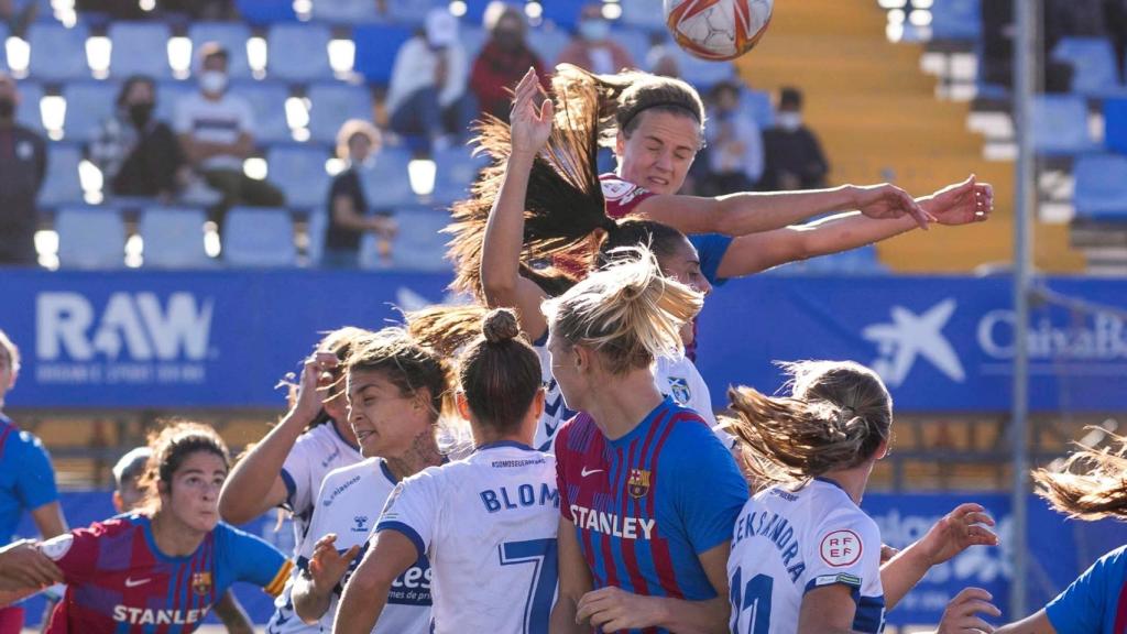 Las jugadoras del FC Barcelona y del Granadilla Tenerife pugnan por un balón.