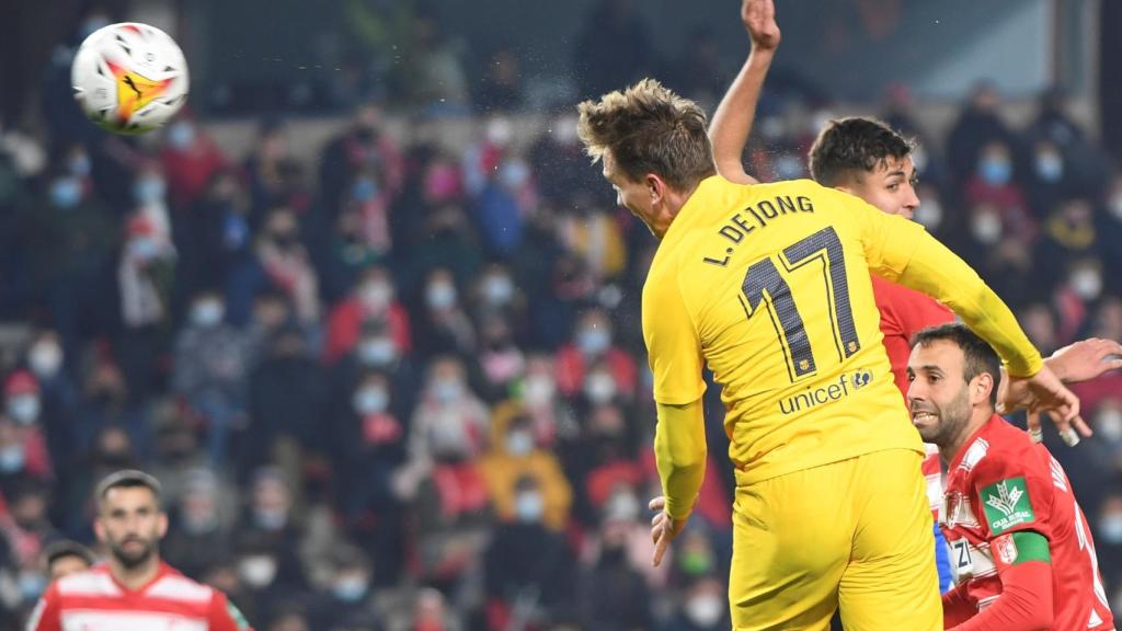 El remate de cabeza de Luuk De Jong para hacer el gol.