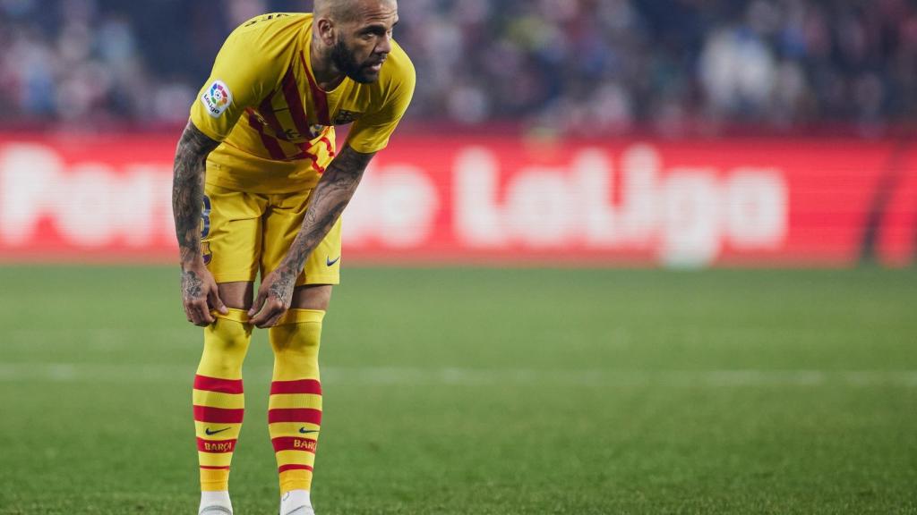 Dani Alves se sube las medias.