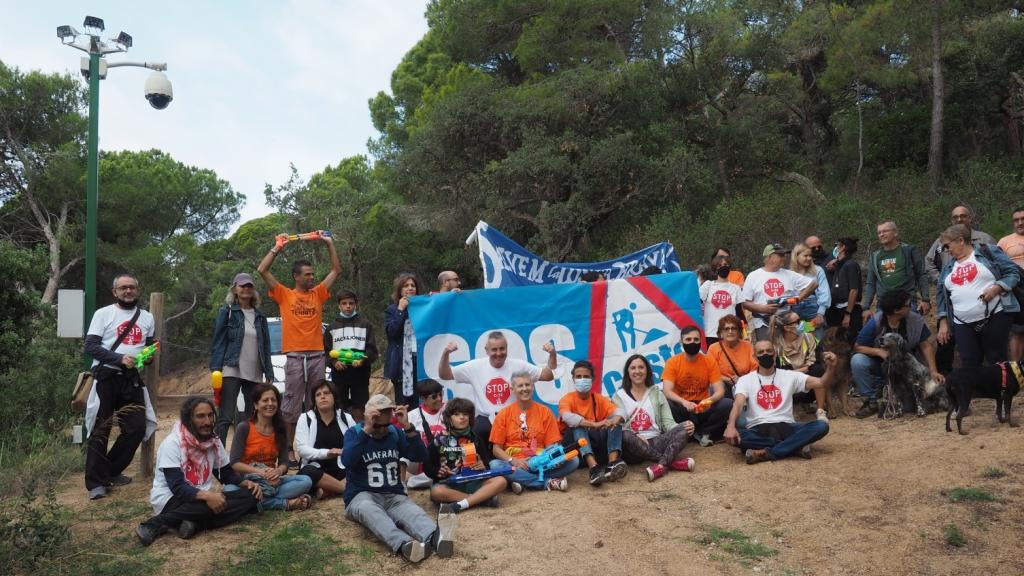 Un grupo de personas pertenecientes a SOS Lloret, el pasado octubre, intentando acceder al sendero público.