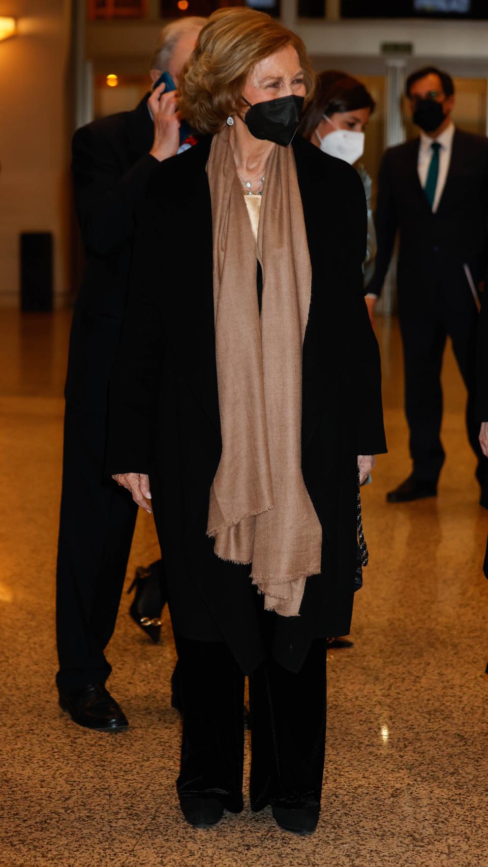 Para la ocasión, la reina Sofía ha escogido un estilismo sobrio.