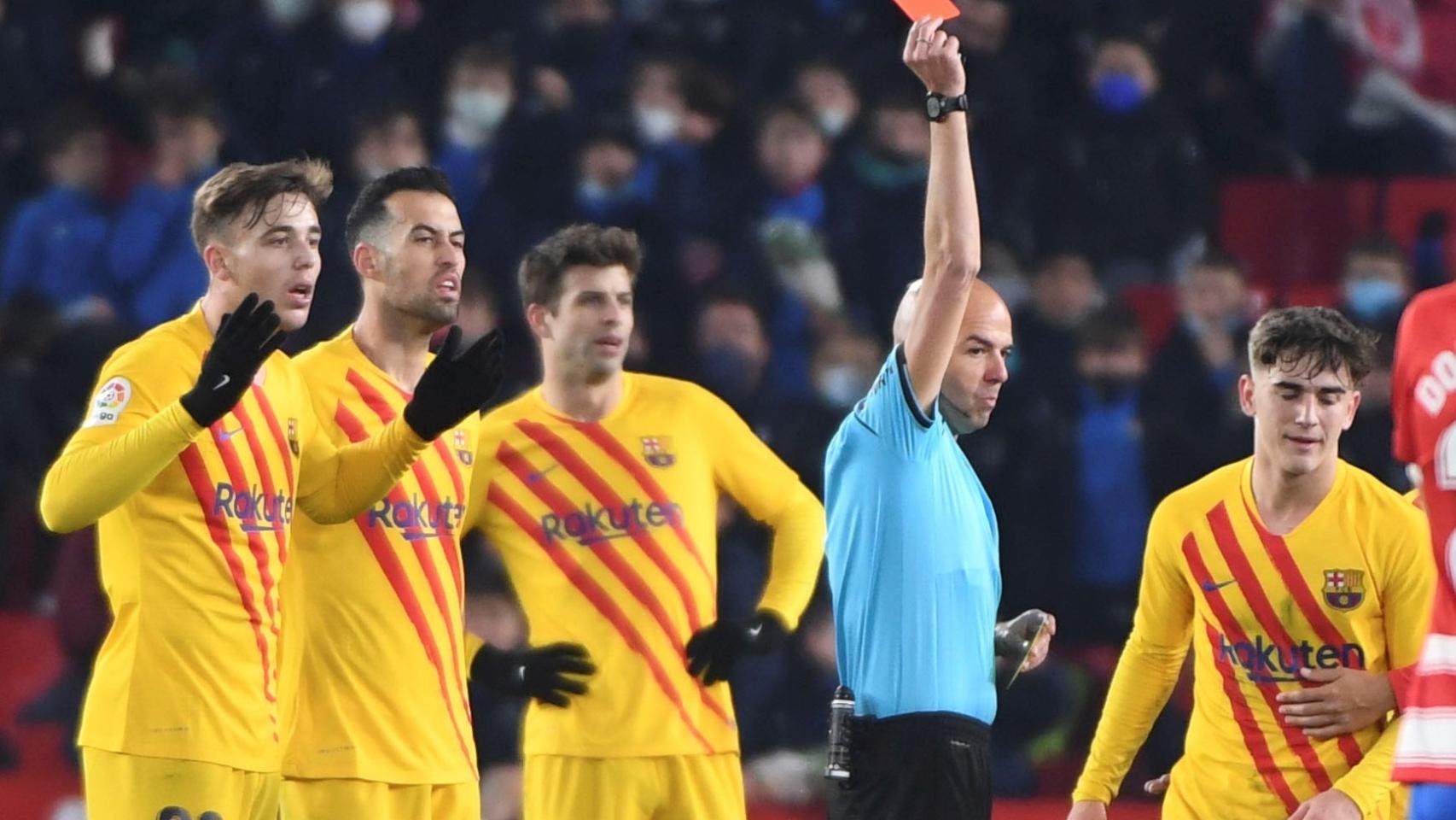 Gavi ve la tarjeta roja por parte de Pablo González Fuertes.