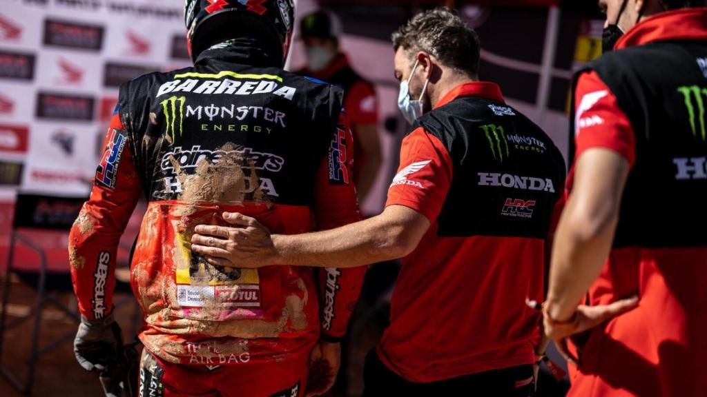 Miembros del Monster Energy Honda ayudando a Joan Barreda tras su caída