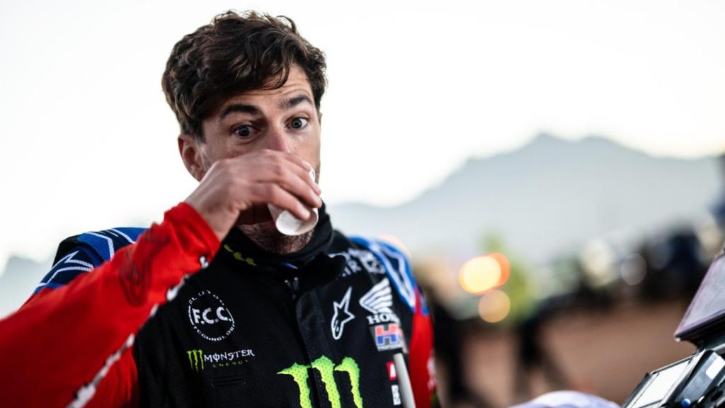 Joan Barreda bebe durante un parón de etapa en el Rally Dakar