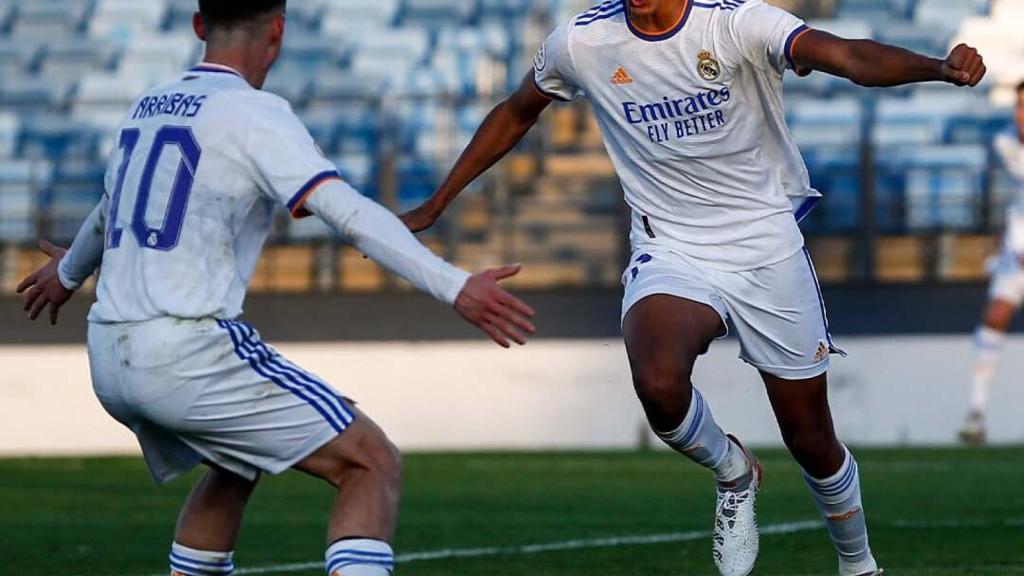 Álvaro Rodríguez celebra con Sergio Arribas su gol ante el Andorra.