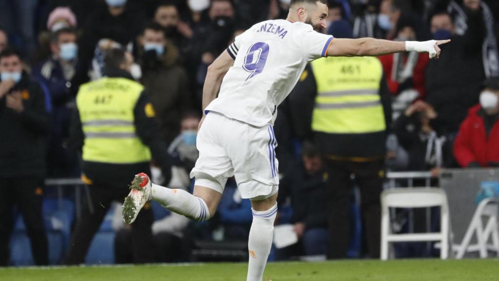 Karim Benzema celebra su segundo gol al Valencia