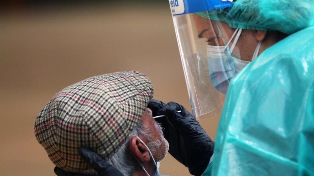 Una sanitaria realiza una prueba PCR a un hombre.