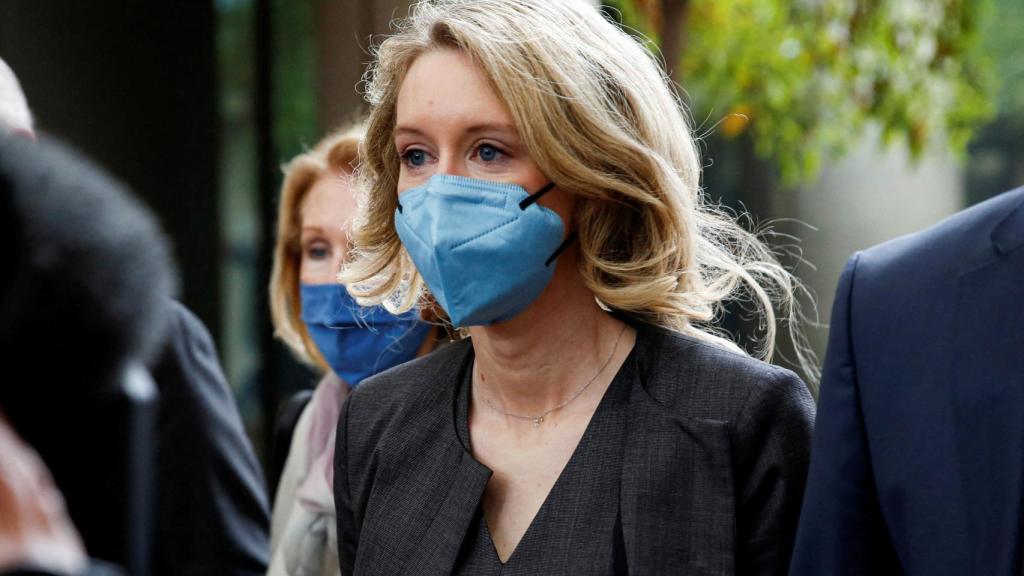 Elizabeth Holmes llegando al juicio.