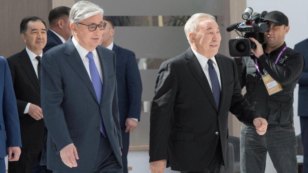 A la izquierda el actual presidente Kassym-Jomart Tokayev, a la derecha el expresidente Nursultan Nazarbayev,