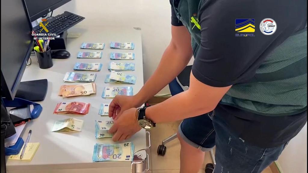 Dinero intervenido en la operación contra el tráfico de drogas.