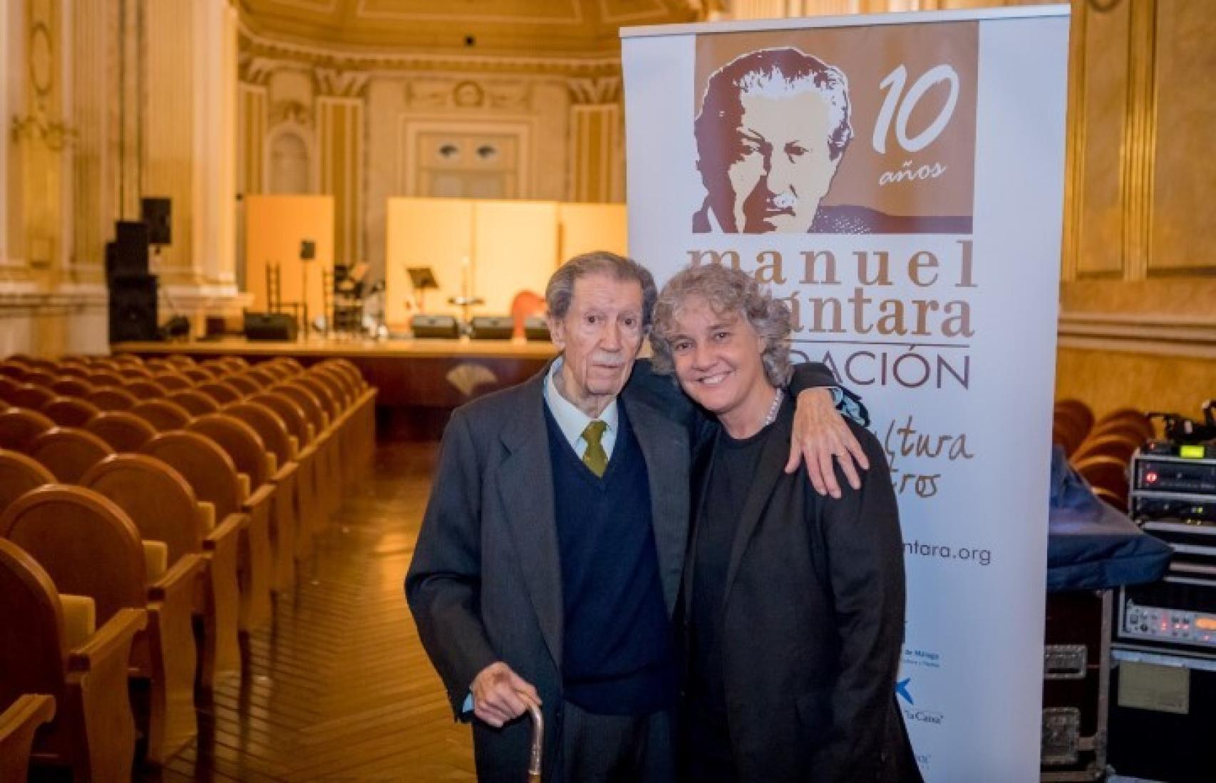 El maestro posa junto a la cantaora.