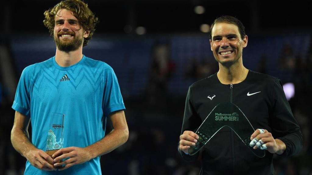 Maxime Cressy y Rafa Nadal con los trofeos del ATP 250 de Melbourne
