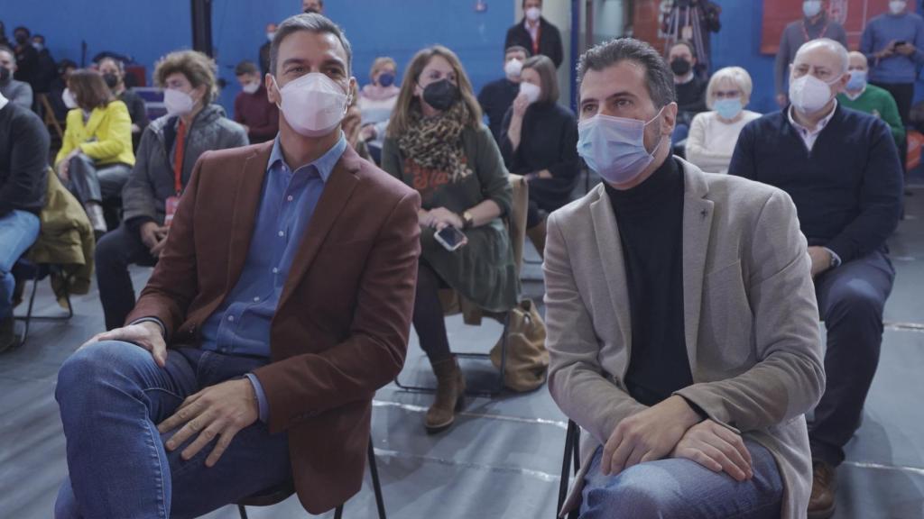 El presidente del Gobierno, Pedro Sánchez, y el secretario general del PSOE de Castilla y León, Luis Tudanca, en el primer acto electoral en Palencia, en el Frontón de Eras de Santa Marina, a 9 de enero de 2022, en Palencia, Castilla y León (España).
