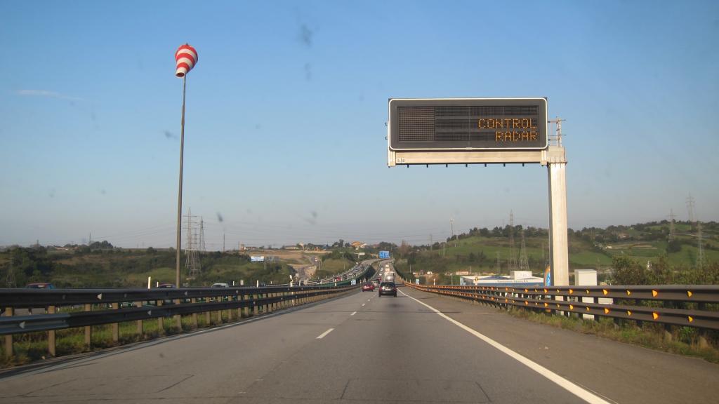 Un radar de la DGT en una carretera.