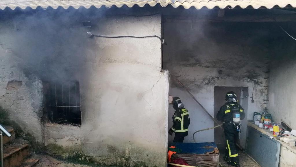Los Bomberos de la Diputación de Valladolid actuando en el lugar