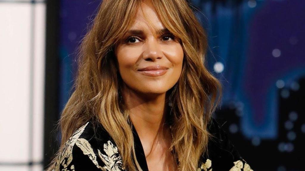 Halle Berry en el programa de Jimmy Kimmel con un traje de inspiración asiática.