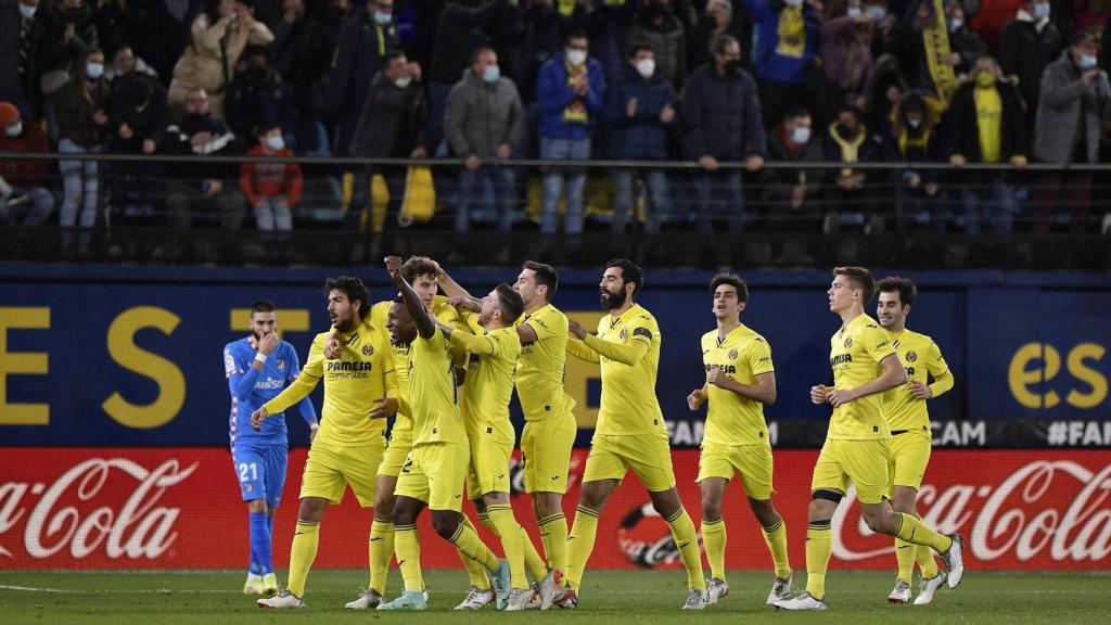 Los jugadores del Villarreal celebra un gol ante Yannick Carrasco