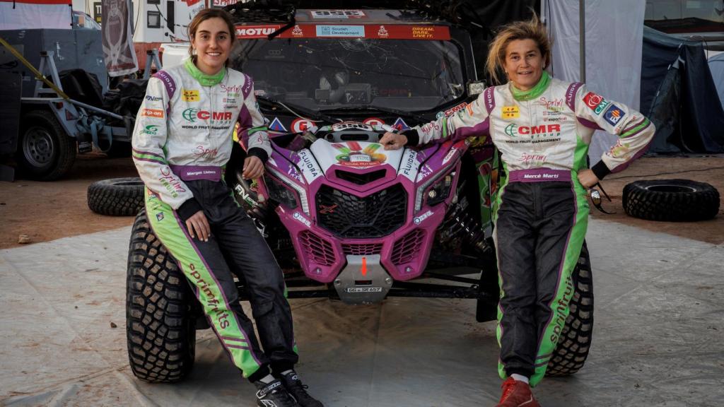 Mercé Martí y Margot Llobera junto a su side by side en el Dakar 2022