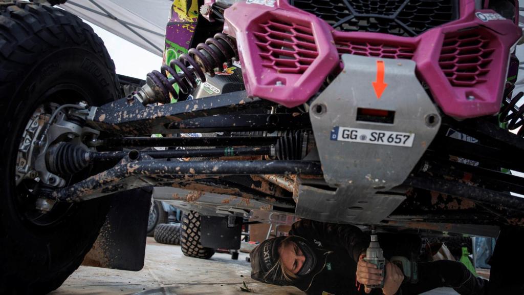 Iona Hernández trabaja en el coche del CMR Group Women Dakar Team