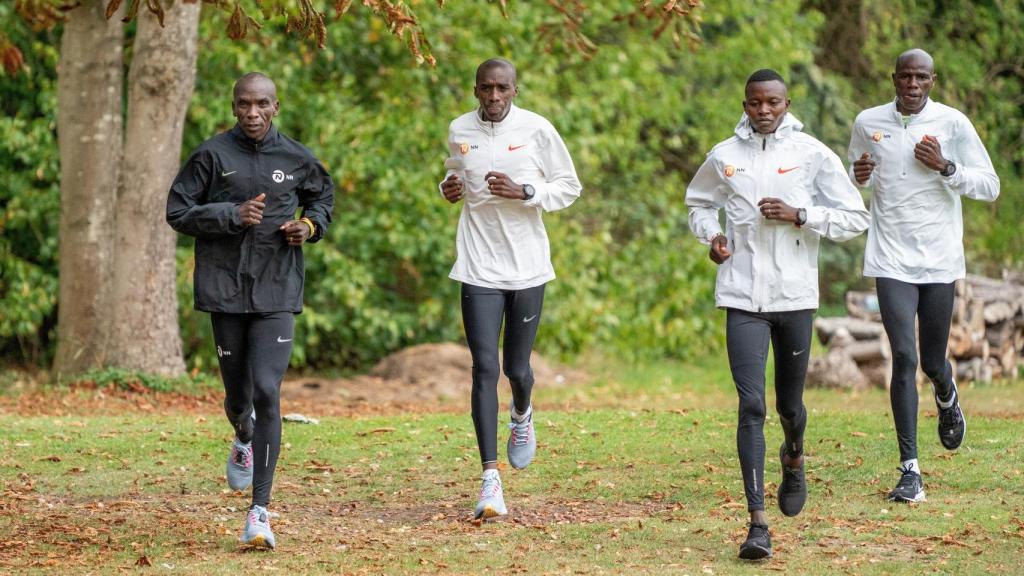 Eliud Kipchoge junto a su equipo de entrenamiento en Londres