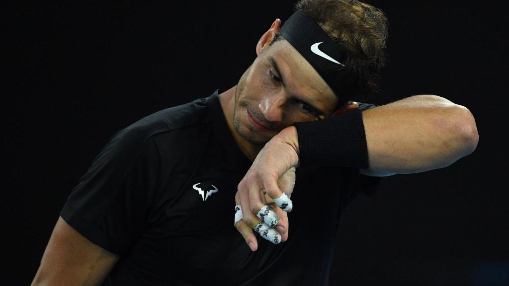 Rafa Nadal se seca el sudor durante su partido contra Maxime Cressy en Melbourne