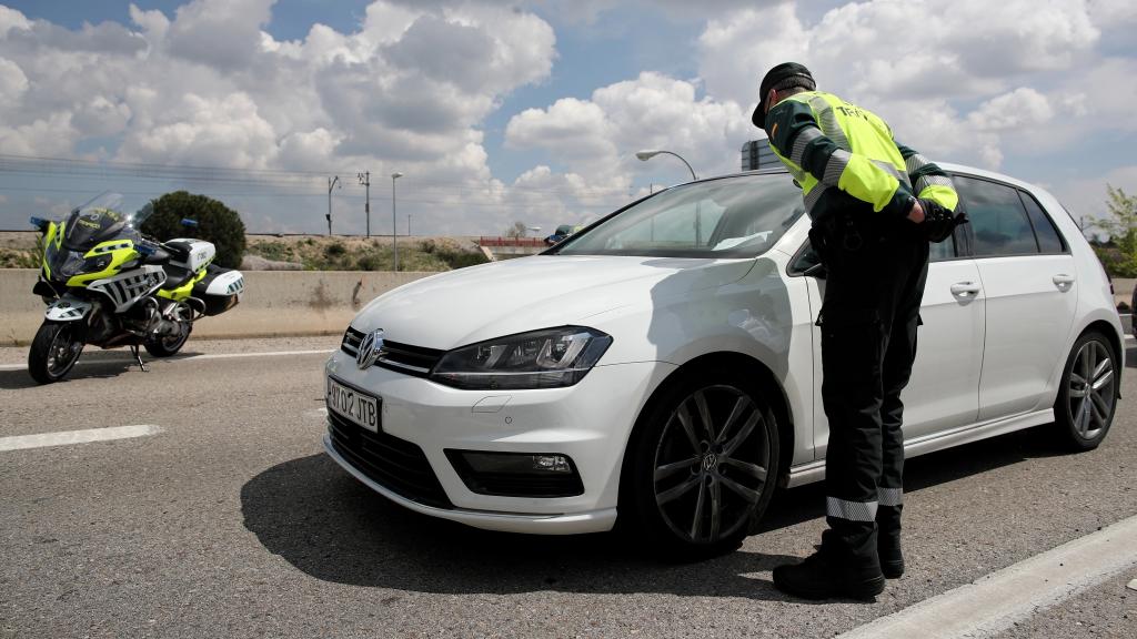 Un agente de la Guardia Civil sancionando a un conductor.