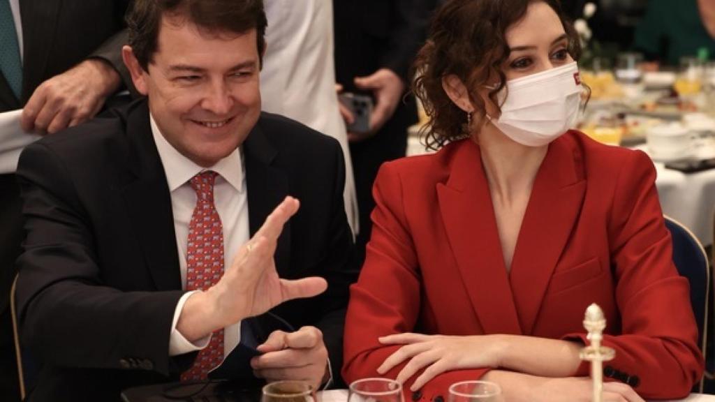 El presidente de la Junta presenta en un desayuno informativo a la madrileña Isabel Díaz Ayuso