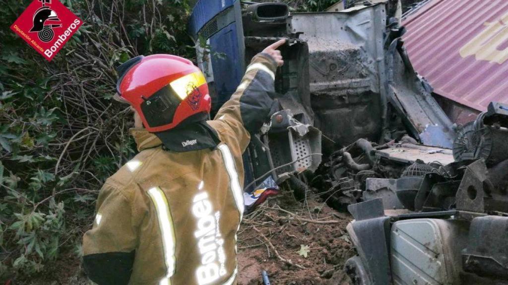 Bomberos rescatan al conductor de un camión en Crevillente.