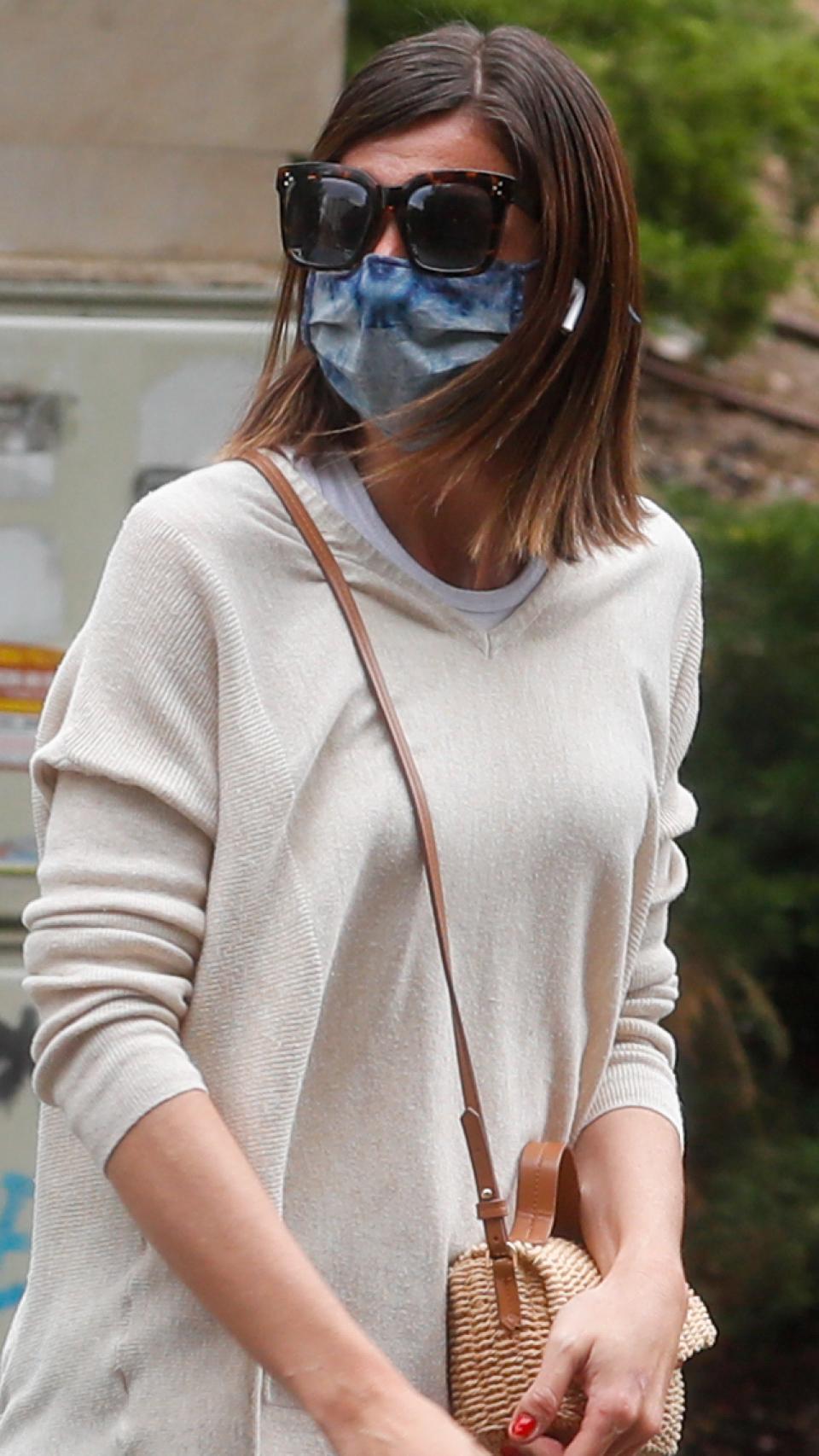 Alba Santana días antes del fallecimiento de su madre, en junio de 2021, por las calles de Madrid.